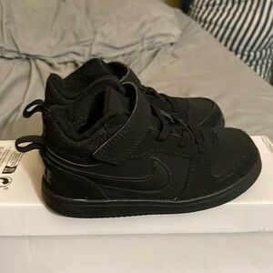 I’m selling black toddlers Nike size 10c.